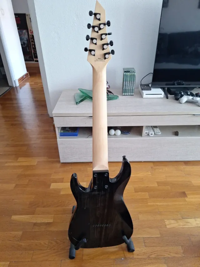 Jackson JS32 8 cuerdas modificada