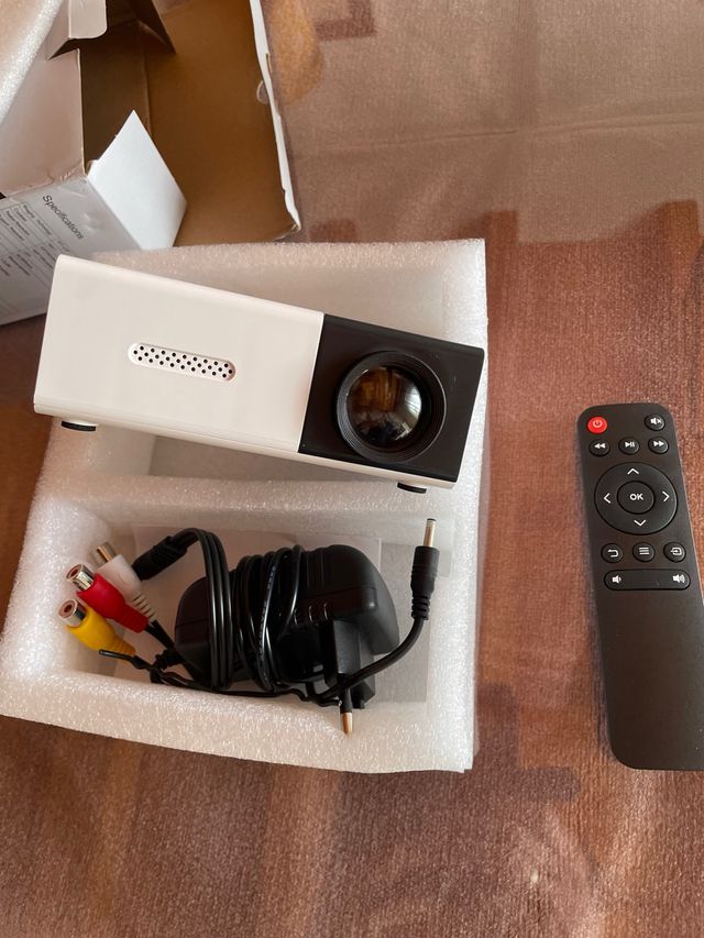 Mini proyector blanco y negro