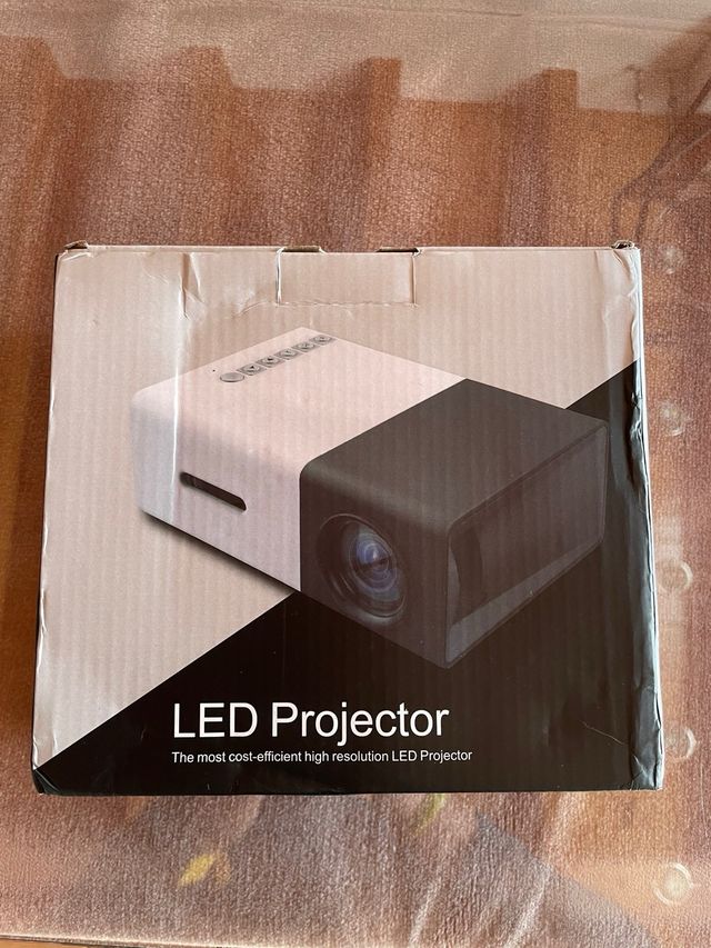 Mini proyector blanco y negro