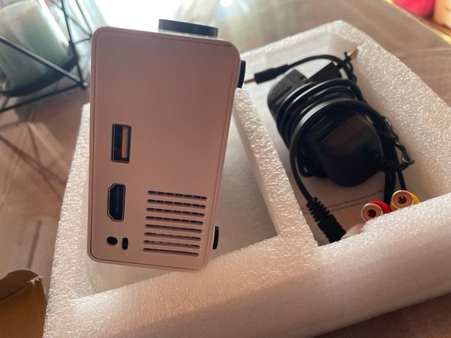 Mini proyector blanco y negro