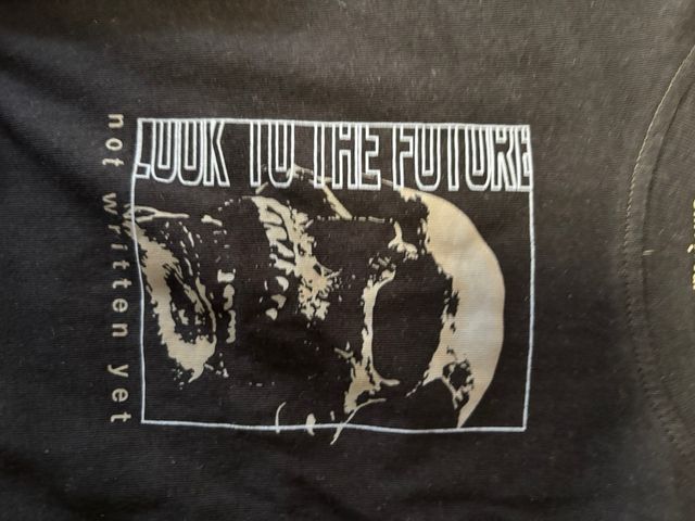 Camiseta manga larga gráfica