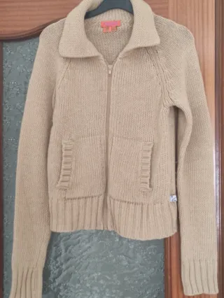 Chaqueta beige de punto con cremallera