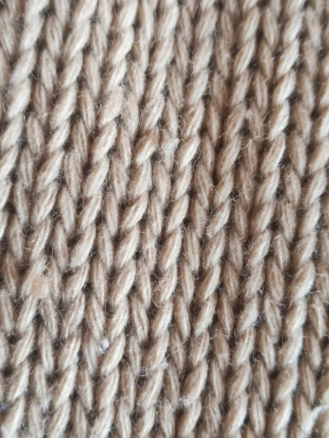 Chaqueta beige de punto con cremallera