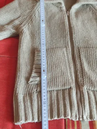 Chaqueta beige de punto con cremallera