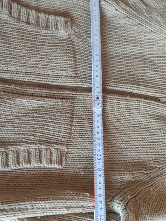 Chaqueta beige de punto con cremallera