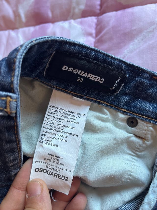 Tejanos Dsquared2 rotos y con salpicaduras