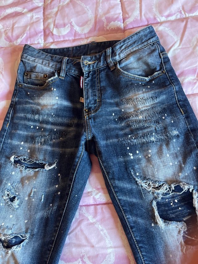 Tejanos Dsquared2 rotos y con salpicaduras