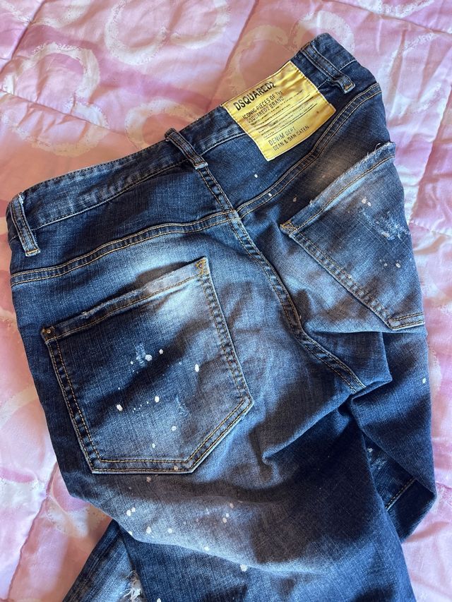 Tejanos Dsquared2 rotos y con salpicaduras