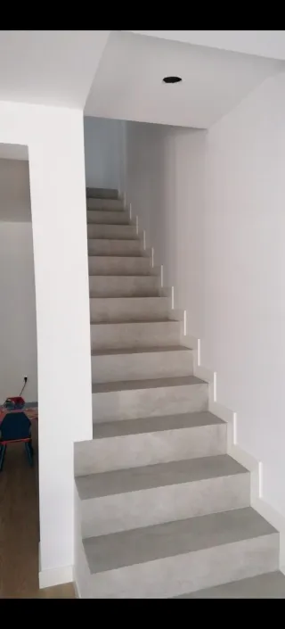 Peldaños técnicos, ingletados, porcelánico