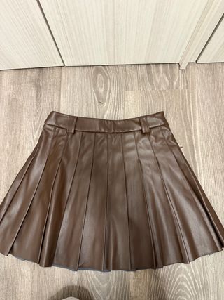 Falda de cuero marrón plisada