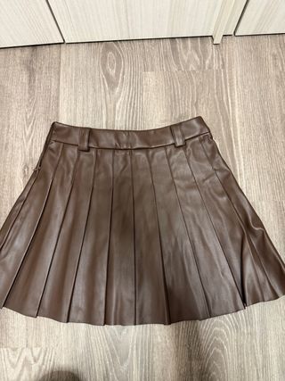 Falda de cuero marrón plisada