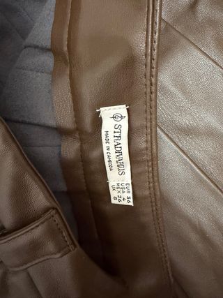 Falda de cuero marrón plisada