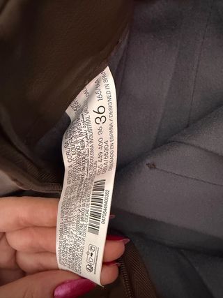 Falda de cuero marrón plisada