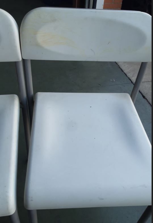 2 Sillas de Plástico Blancas