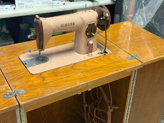 Máquina de coser Singer beige y marrón