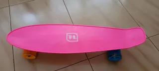 Patinete rosa con ruedas de colores