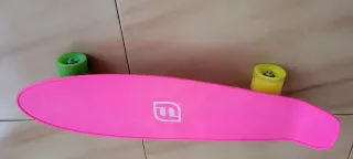 Patinete rosa con ruedas de colores