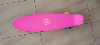 Patinete rosa con ruedas de colores