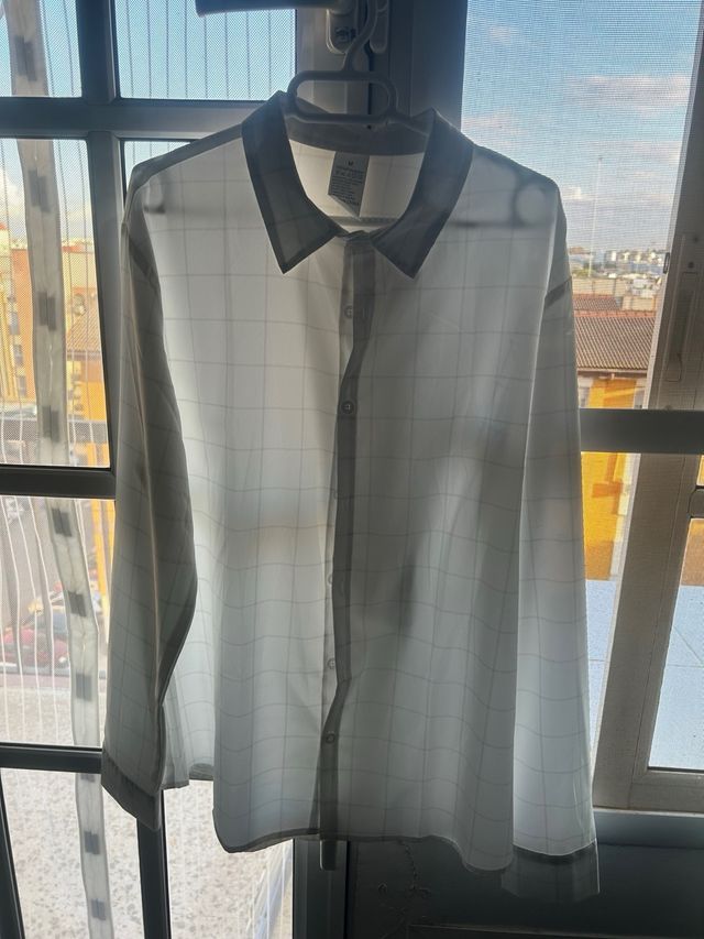 Lote 2 camisas blancas discretas