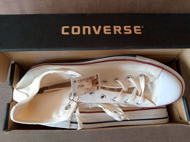 N 46 / Zapatillas nuevas Converse color beige.