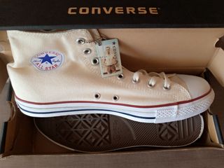 N 46 / Zapatillas nuevas Converse color beige.