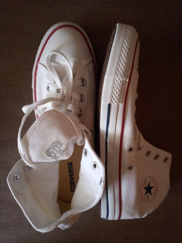 N 46 / Zapatillas nuevas Converse color beige.
