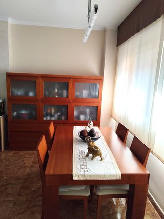 Conjunto Comedor: Mesa, 4 Sillas y bufete