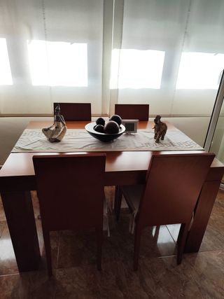 Conjunto Comedor: Mesa, 4 Sillas y bufete
