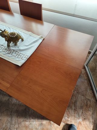 Conjunto Comedor: Mesa, 4 Sillas y bufete