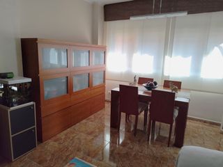 Conjunto Comedor: Mesa, 4 Sillas y bufete