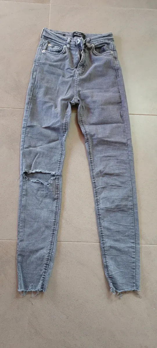 Vaqueros grises rotos