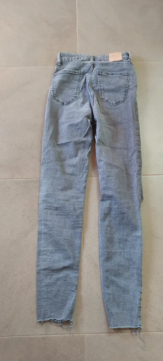 Vaqueros grises rotos