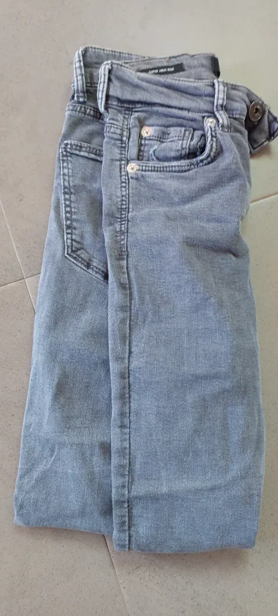 Vaqueros grises rotos