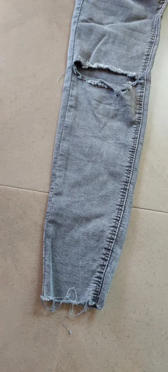 Vaqueros grises rotos