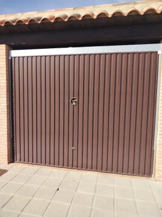 Puerta de garaje marrón