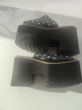 Zapatos de plataforma negros con tachuelas