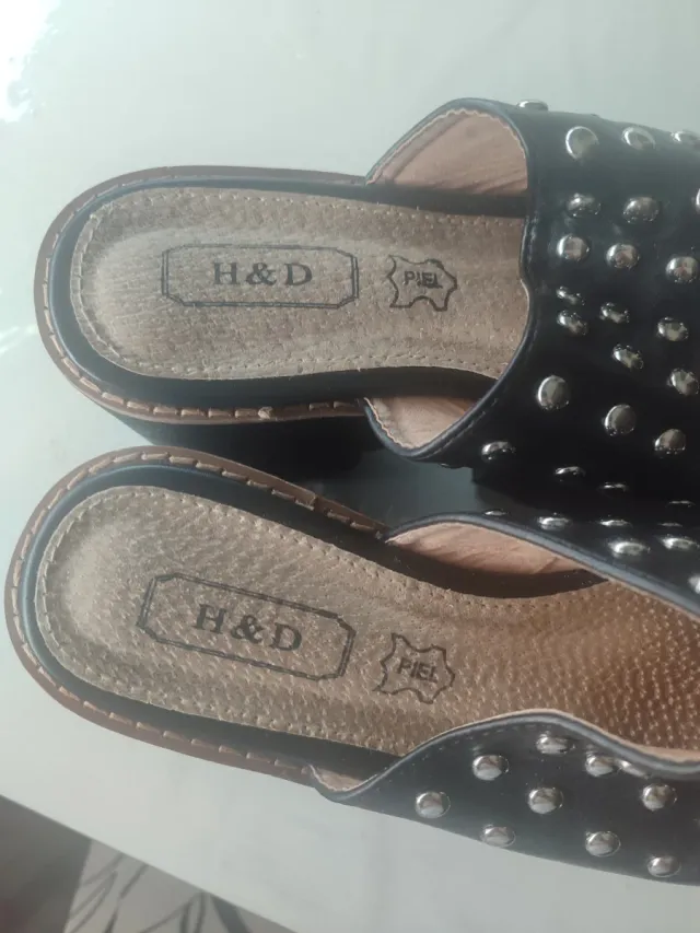 Zapatos de plataforma negros con tachuelas