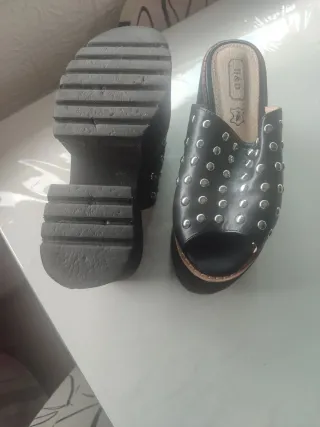Zapatos de plataforma negros con tachuelas