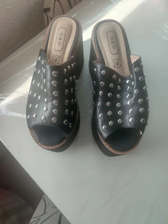 Zapatos de plataforma negros con tachuelas