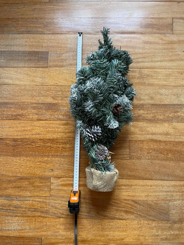 Árbol de Navidad decorado con piñas