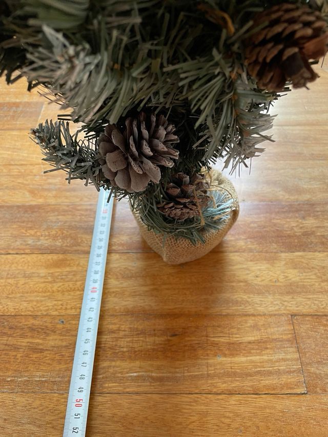 Árbol de Navidad decorado con piñas