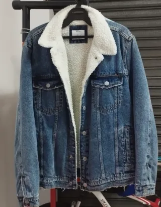 Cazadora vaquera Bershka borreguito Talla L