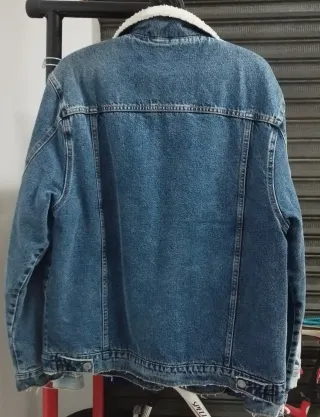 Cazadora vaquera Bershka borreguito Talla L