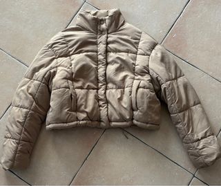 Cazadora beige acolchada corta