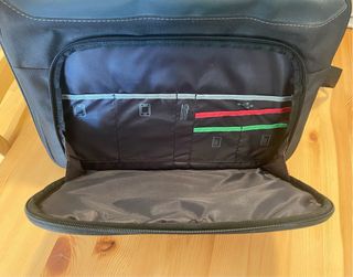 Funda portátil Targus negra y roja