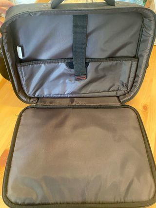 Funda portátil Targus negra y roja