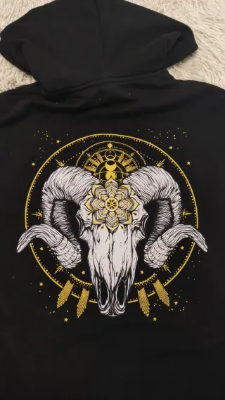 Sudadera con capucha estampada negra