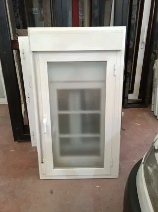 Ventana aluminio blanca con persiana
