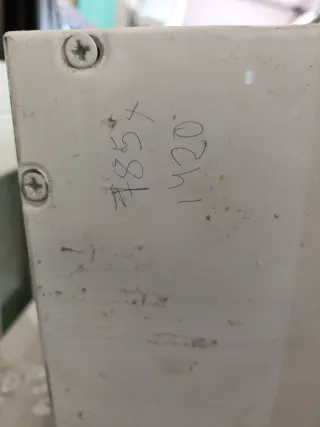 Ventana aluminio blanca con persiana