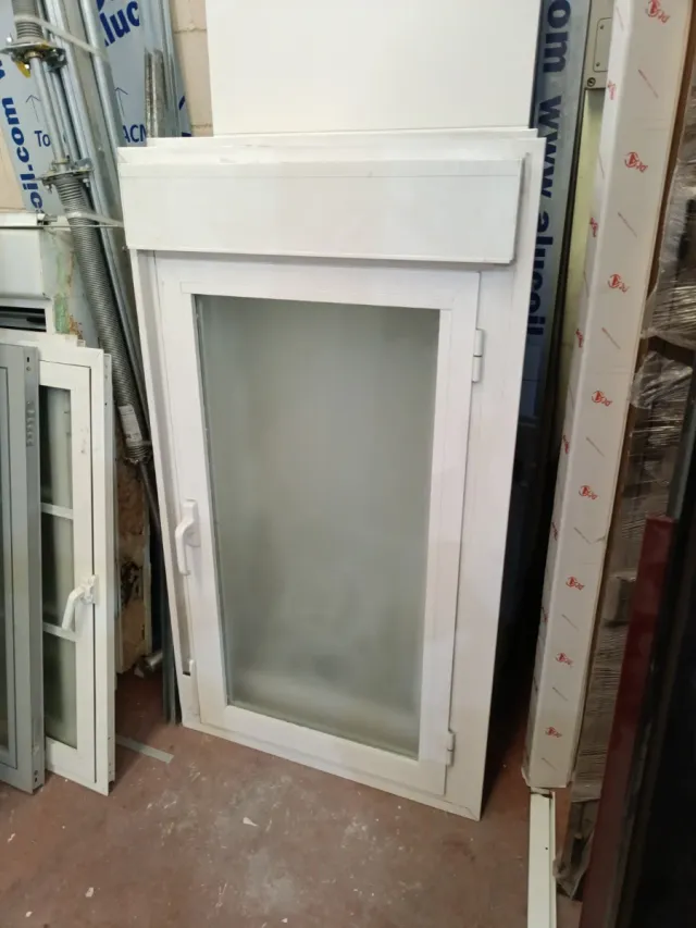 Ventana aluminio blanca con persiana